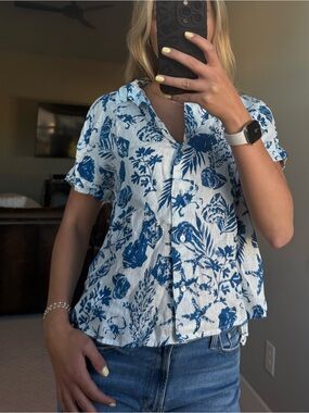 C&C California Blue and White Floral Button-Down Shirt
